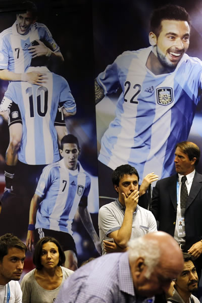 Periodista asistentes a la rueda de prensa de la selección de Argentina toman asiento después de un minuto de silencio tras el anuncio de suspensión de la rueda de prensa del equipo. Foto: EFE