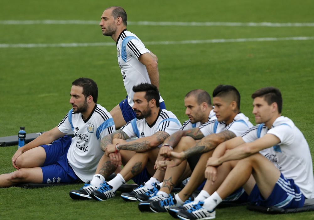 os jugadores de Argentina participan en un entrenamiento. Foto: EFE