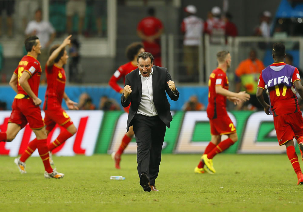 Belgium's head coach Marc Wilmots (C) and his players celebrate their 1-0 lead during the FIFA World Cup 2014. Foto: EFE