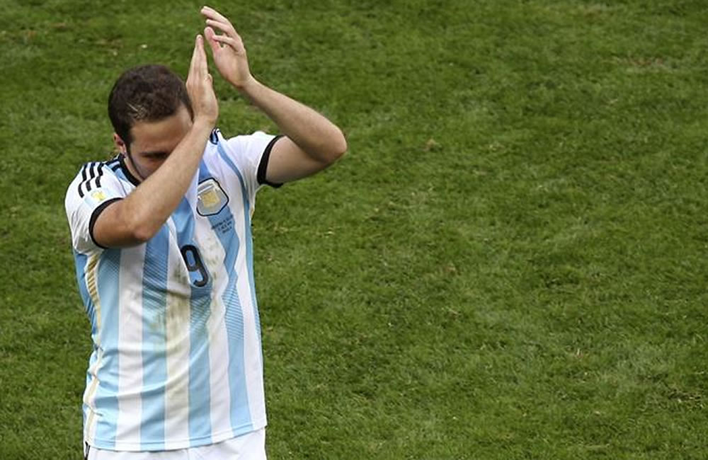 El delantero argentino Gonzalo Higuaín es sustituido por el centrocampista argentino Fernando Gago. Foto: EFE
