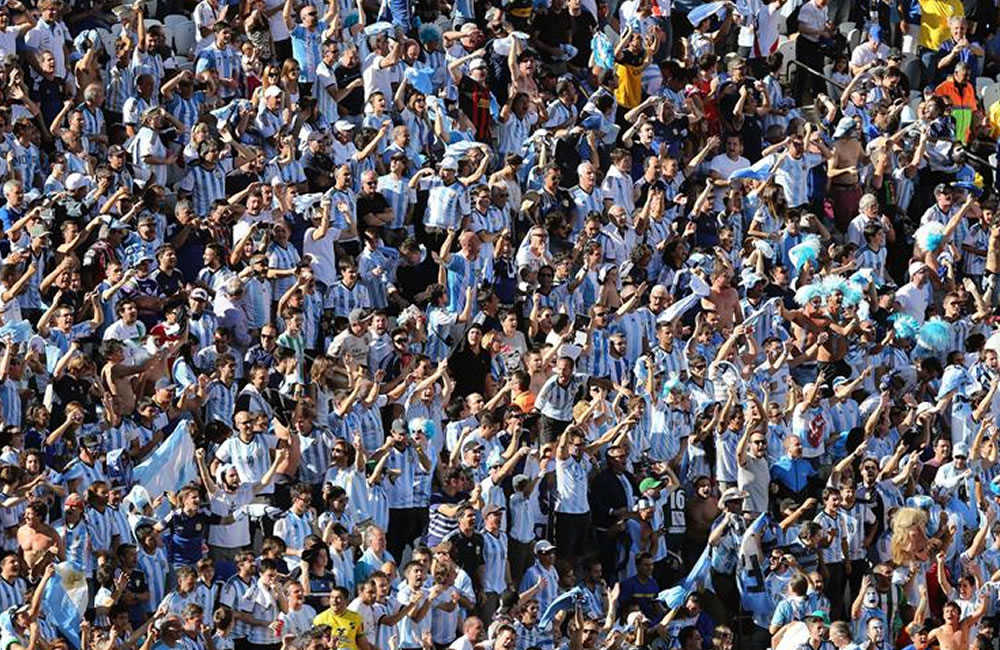 Un "barra brava" argentino es detenido en estadio en el Argentina-Bélgica. Foto: EFE