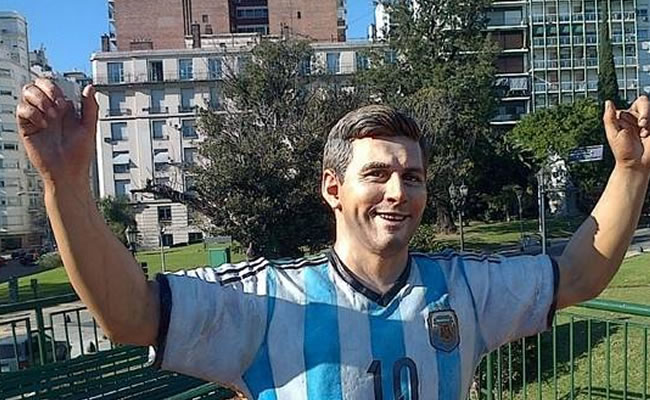 Le cortan los dedos a la estatua de Messi en Buenos Aires en acto vandálico. Foto: Twitter