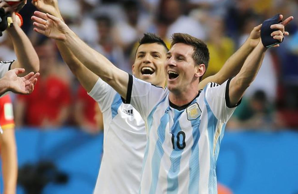 El delantero argentino Lionel Messi (d) y su compañero Sergio Agüero (i) celebran la victoria. Foto: EFE