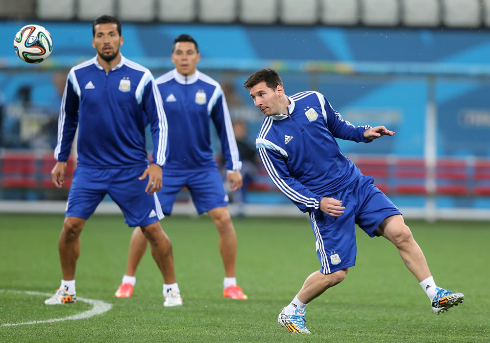 El delantero de la selección de Argentina Lionel Messi (d) entrena antes de su partido de las semifinales de la Copa del Mundo Brasil 2014, ante Holanda. Foto: EFE