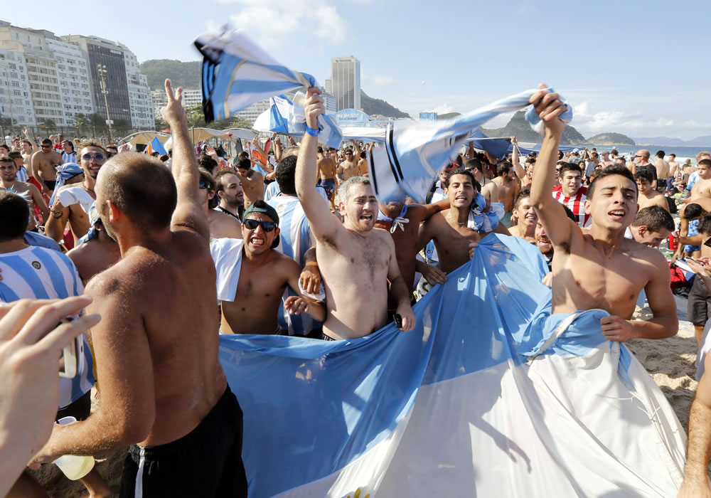Argentinos en masa al estadio en una tarde fría y de apatía brasileña en Sao Paulo. Foto: EFE