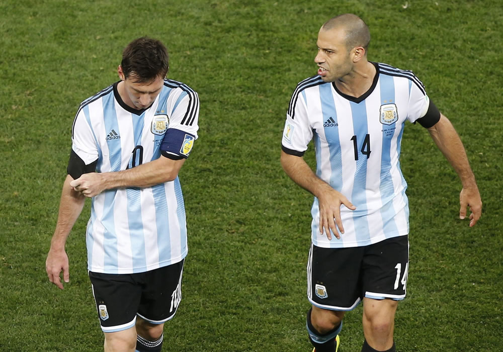 El delantero argentino Lionel Messi y el centrocampista argentino Javier Mascherano, durante el partido Holanda-Argentina. Foto: EFE