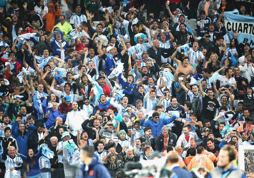 Miles de aficionados argentinos pasan del sufrimiento al éxtasis en estadio Arena Corinthians y en los bares de Sao Paulo. Foto: EFE