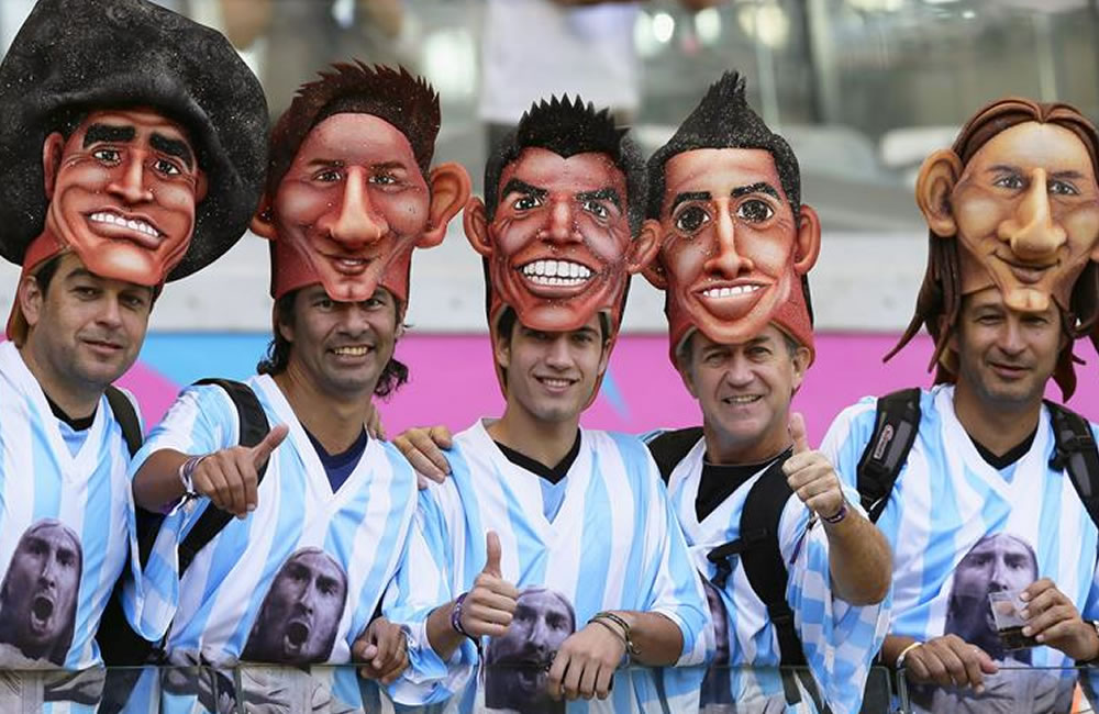 Los 40 millones de argentinos, #esperandolafinal. Foto: EFE