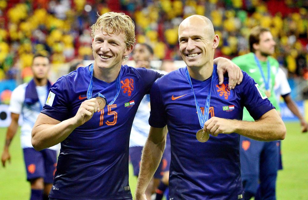 Dirk Kuyt y Arjen Robben, al igual que el resto de los holandeses, se fueron aplaudidos de Brasilia. Foto: EFE