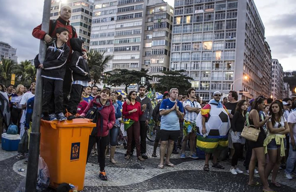 Argentinos abandonan la Fan Fest de Copacabana bajo provocaciones brasileñas. Foto: EFE