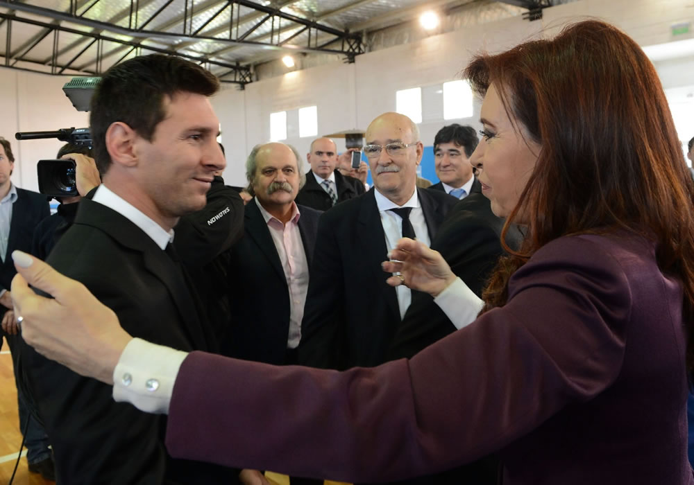 Foto de la Presidencia de Argentina que muestra a la presidenta Cristina Fernández mientras saluda a Lionel Messi (i), en el Aeropuerto Internacional de Ezeiza, en Buenos Aires. Foto: EFE
