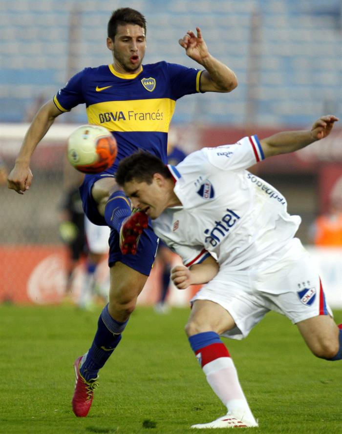 El jugador de Nacional de Uruguay Rafael García (d), disputa el balón. Foto: EFE