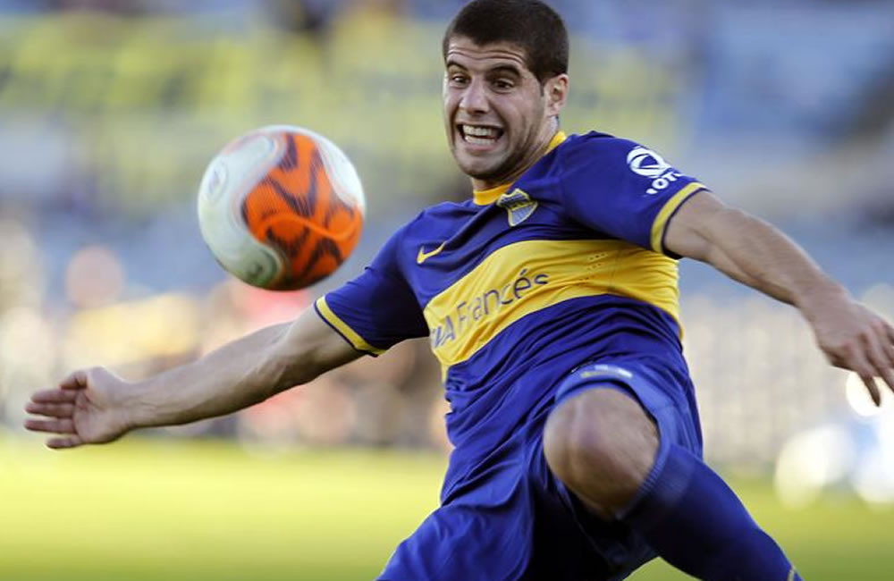 El jugador Emanuel Insúa de Boca Juniors de Argentina rechaza un balón en un partido. Foto: EFE