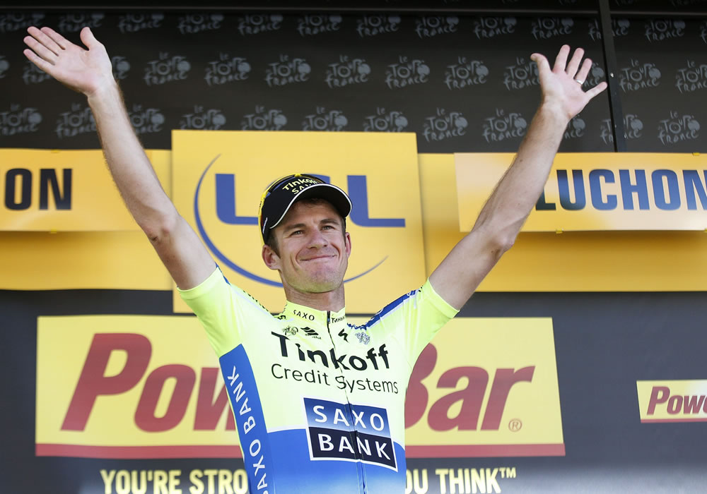 El ciclista australiano del Saxo Tinkoff, Michael Rogers, celebra en el podio la victoria conseguida en la deimosexta etapa del Tour de Francia 2014. Foto: EFE