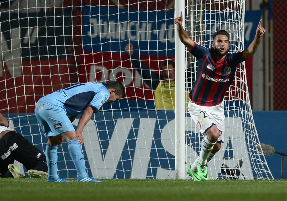El jugador de San Lorenzo Emmanuel Mas celebra después de anotar un gol ante Bolívar. Foto: EFE