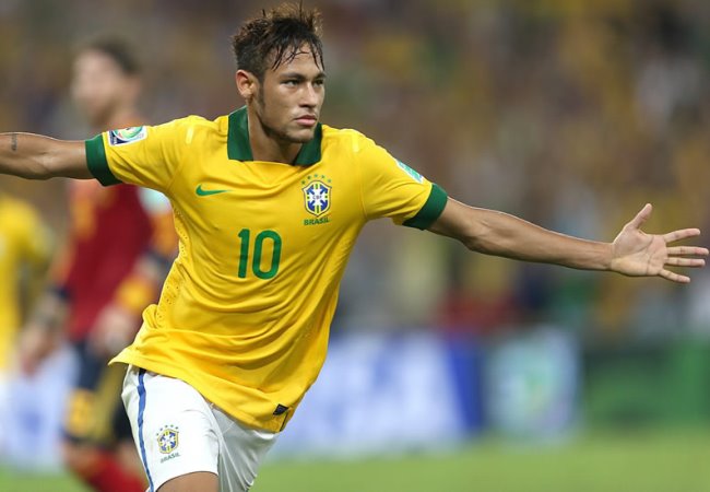 Neymar se recupera de una lesión de espalda sufrida en el Mundial. Foto: EFE