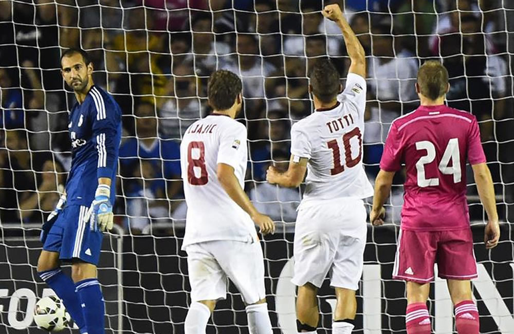 El jugador de la Roma Francesco Totti (c-d) celebra su gol ante el Real Madrid. Foto: EFE