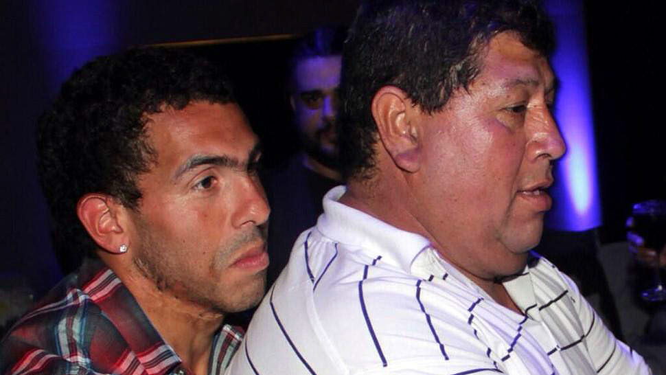 Fotografía de archivo personal sin fechar que muestra a Segundo Tevez (d) y el futbolista argentino Carlos Tevez (i), en Buenos Aires. Foto: EFE