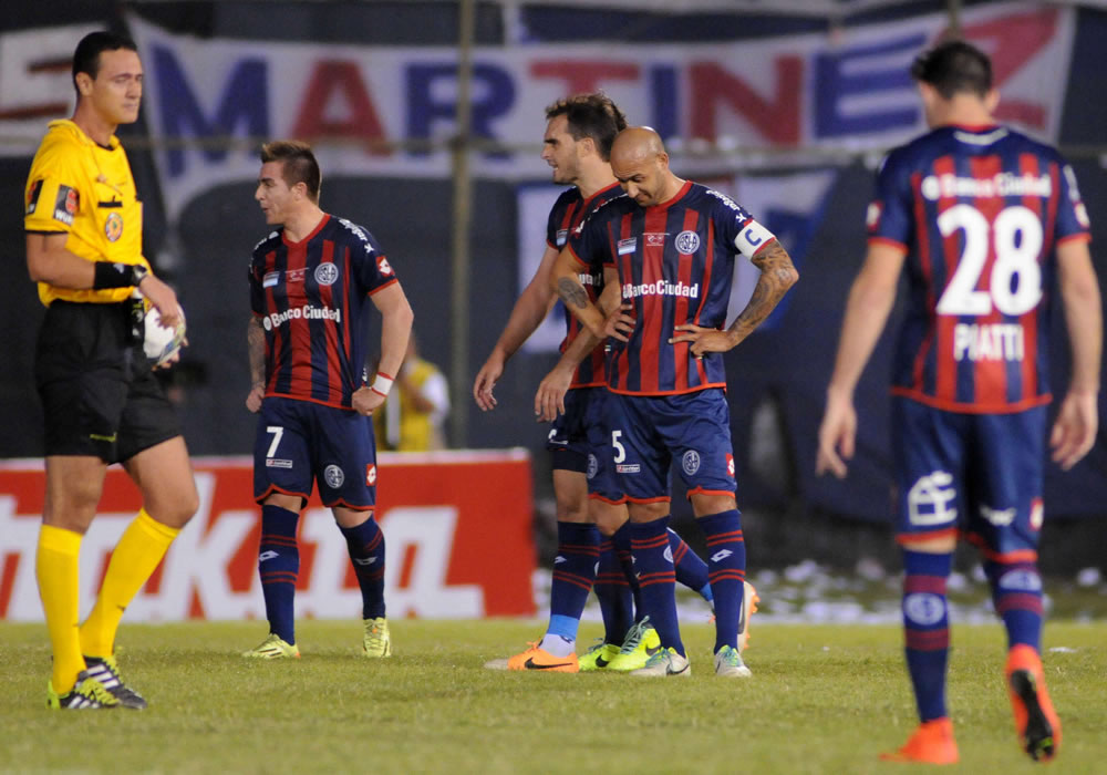 Un grupo de jugadores de San Lorenzo se lamenta tras finalizar ante Nacional. Foto: EFE