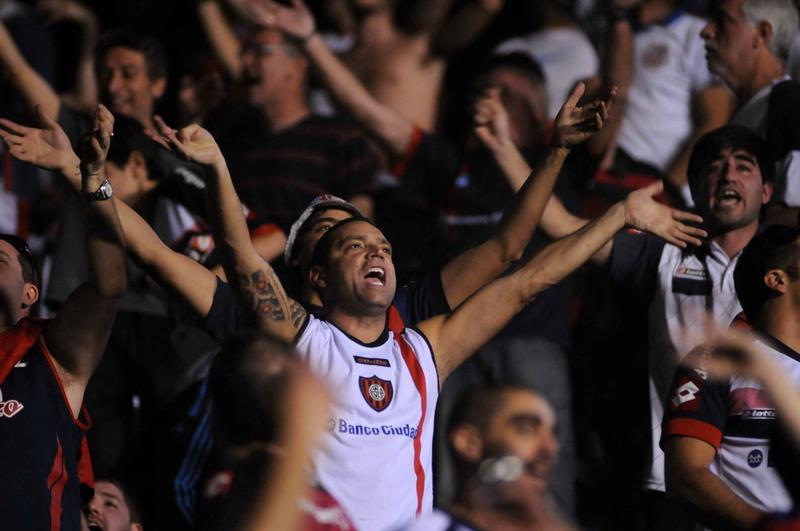 Aficionados del San Lorenzo animan a su equipo  antes del primer partido por la final de la Copa Libertadores. Foto: EFE