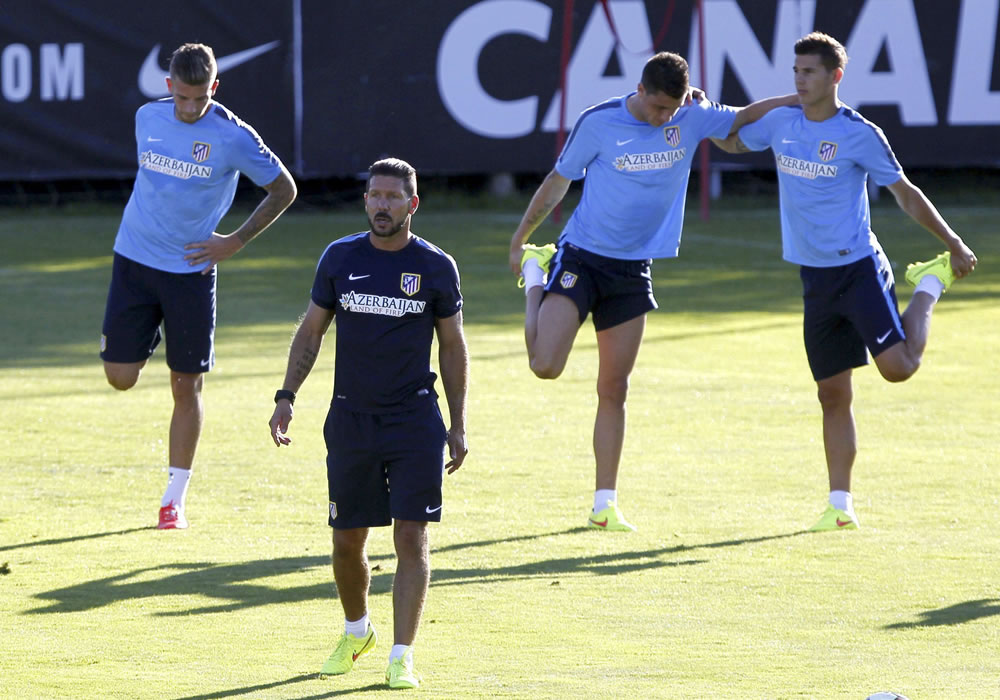 El DT argentino del Atlético de Madrid, Diego Simeone (2i), da instrucciones a los jugadores durante el entrenamiento. Foto: EFE