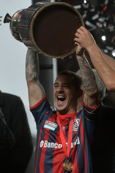 Leandro Romagnoli de San Lorenzo levanta un trofeo al ganar la final de la Copa Libertadores ante Nacional. Foto: EFE