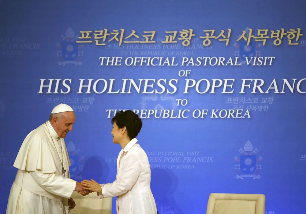 El papa Francisco (i), acompañado por la presidenta surcoreana, Park Geun-hye, durante una rueda de prensa celebrada en la "Casa Azul" en Seúl. Foto: EFE