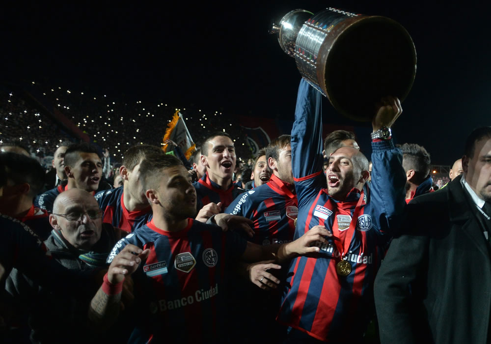 Jugadores de San Lorenzo celebran al ganar la final de la Copa Libertadores. Foto: EFE