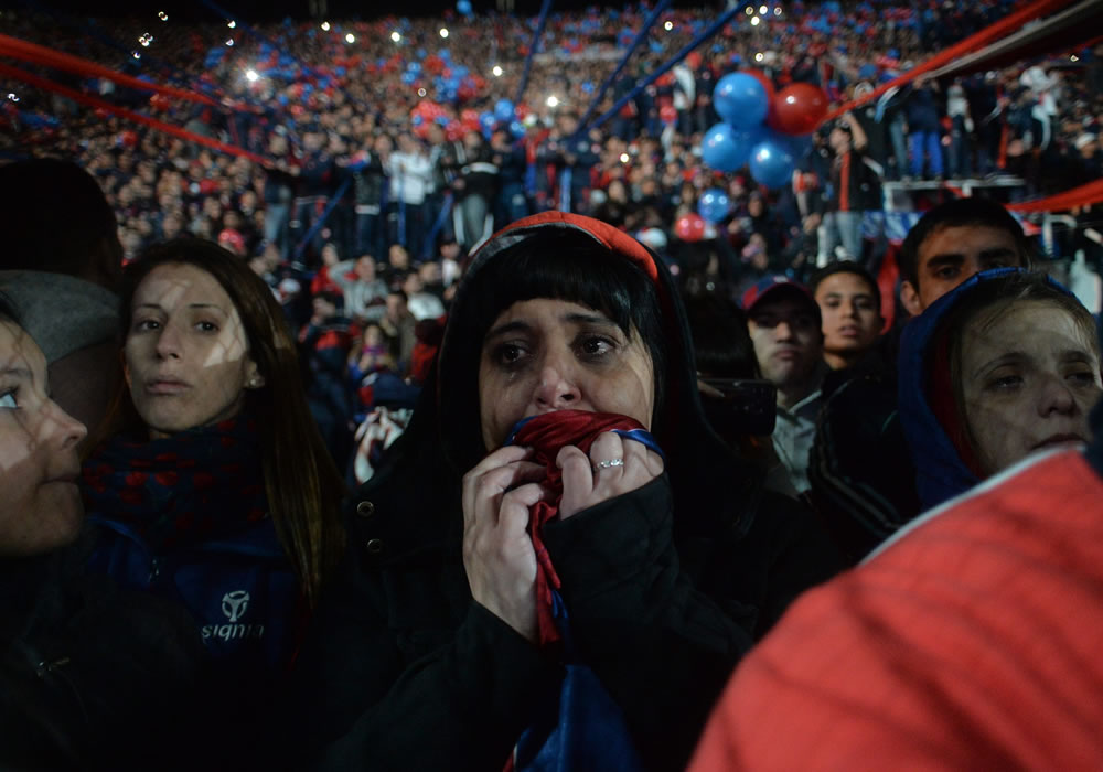Una fanática de San Lorenzo llora después de que su equipo ganara la final de la Copa Libertadores. Foto: EFE