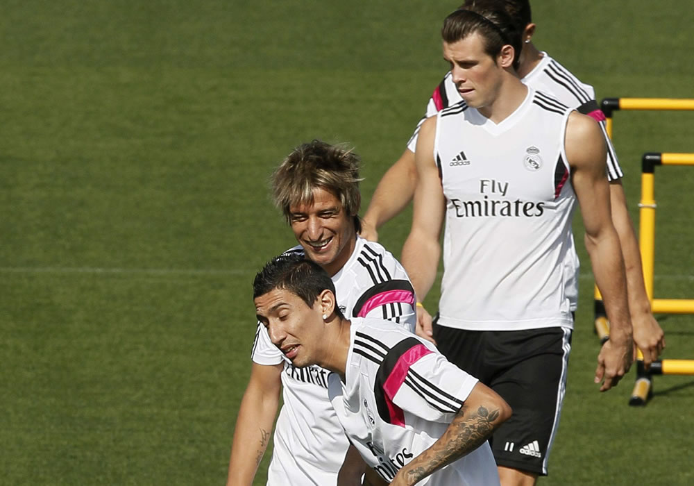 Los jugadores del Real Madrid Di María, Coentrao y Bale (delante atrás), durante el entrenamiento del equipo. Foto: EFE