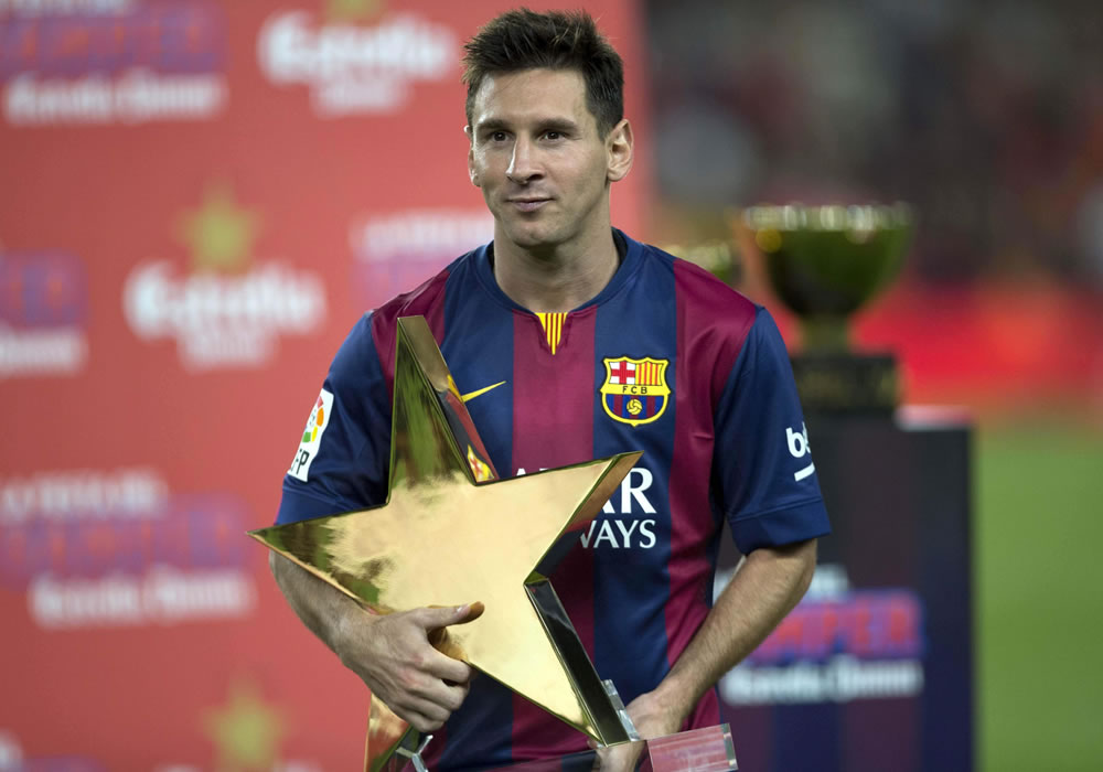 El delantero argentino del FC Barcelona Leo Messi recibe el trofeo de mejor jugador del partido, Tras el partido del Trofeo Joan Gamper. Foto: EFE
