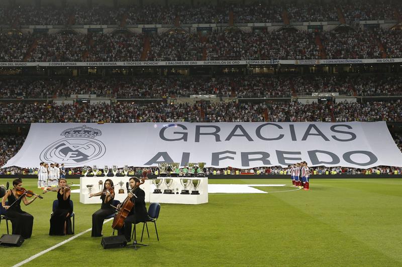 Homenaje a Alfredo Di Stéfano antes del inicio del partido de ida de la Supercopa de España. Foto: EFE