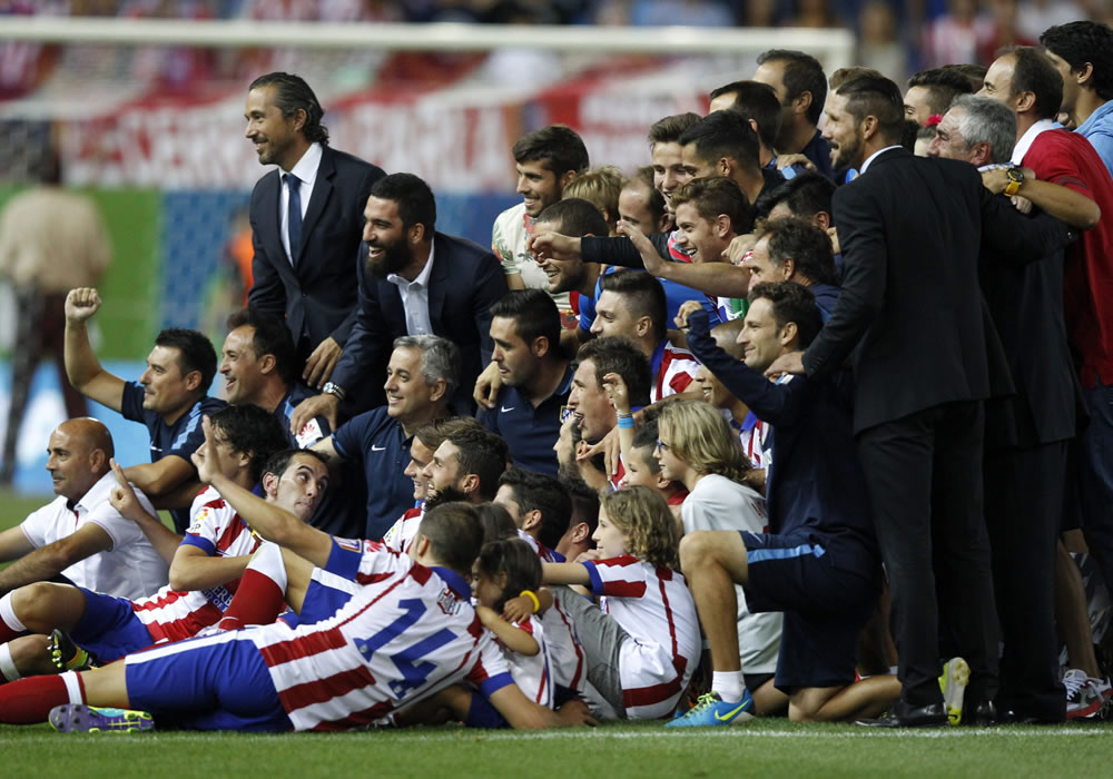 Los jugadores del Atlético de Madrid celebran con la Copa tras vencer al Real Madrid por 1-0 en el partido de vuelta de la Supercopa de España. Foto: EFE