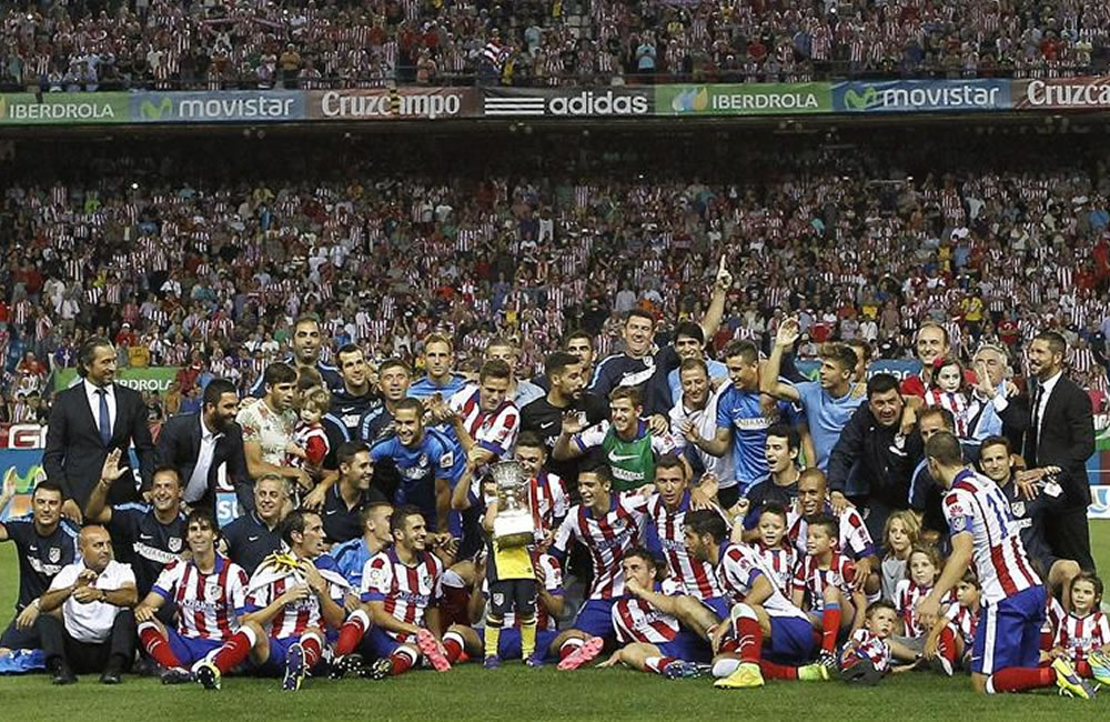 Los jugadores y el cuerpo técnico del Atlético de Madrid celebran con la Copa. Foto: EFE