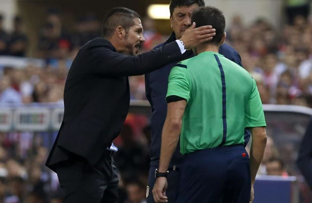 El técnico argentino del Atlético de Madrid Pablo Simeone da una colleja al cuarto árbitro. Foto: EFE