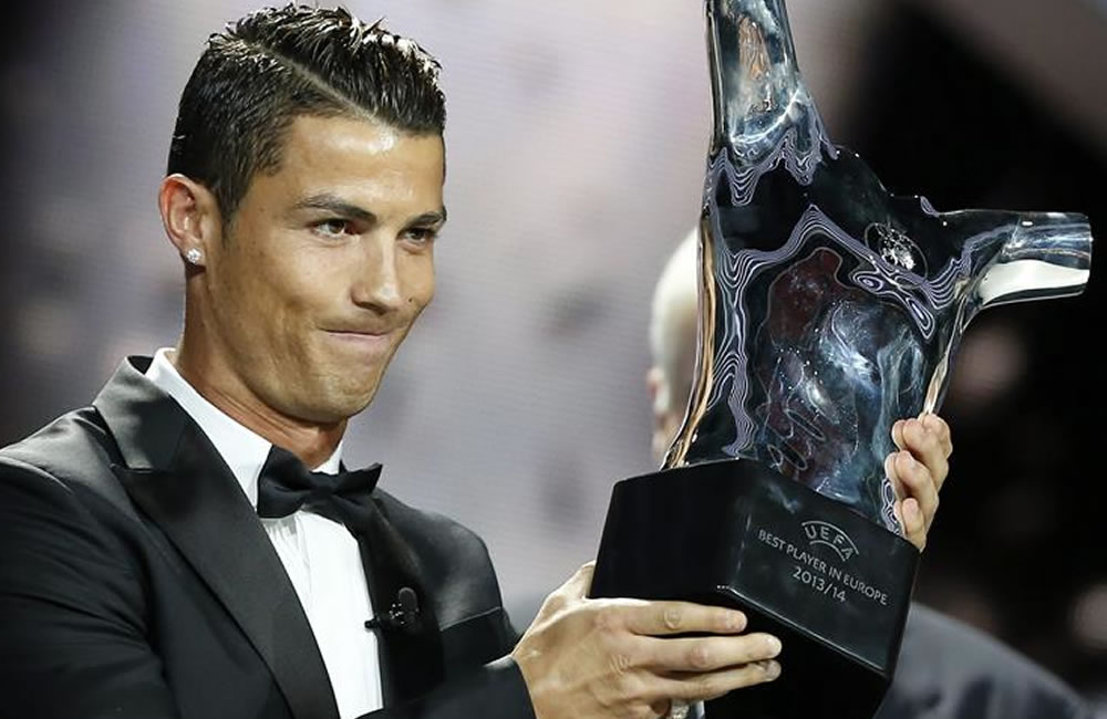 El delantero portugués del Real Madrid Cristiano Ronaldo posa con su trofeo. Foto: EFE