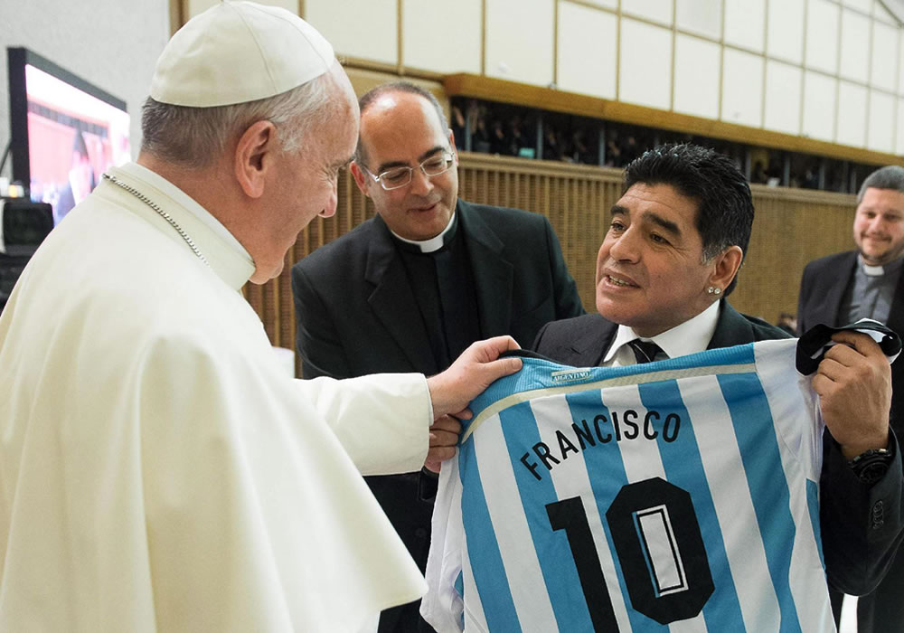 Fotografía facilitada por el diario vaticano "L'Osservatore Romano" de Diego Maradona (d) entregando una camiseta de la Argentina al papa Francisco (i) durante su encuentro en el Vaticano. Foto: EFE