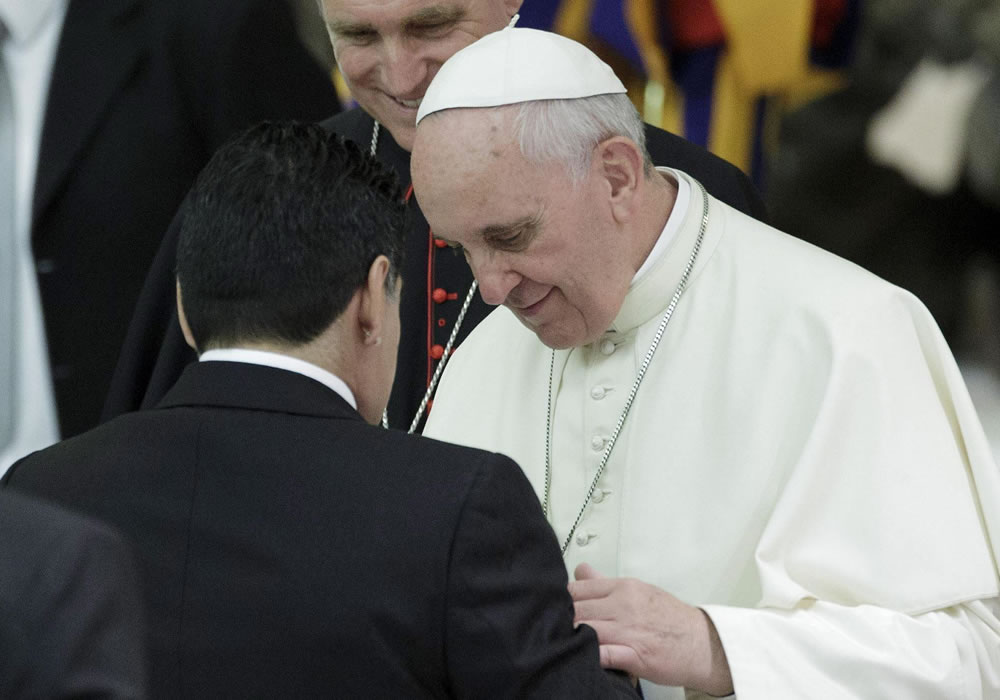 El exfutbolista argentino Diego Armando Maradona (i) es saludado por el papa Francisco (d) durante un encuentro en el Vaticano. Foto: EFE