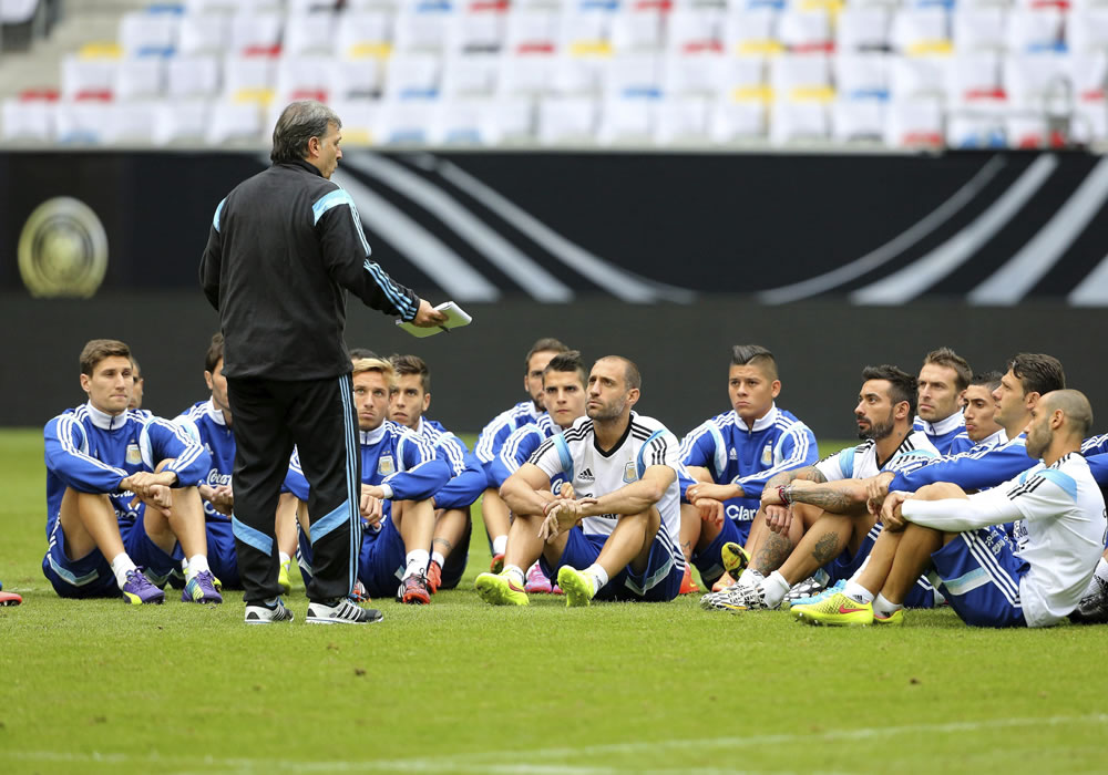 El seleccionador de fútbol de Argentina, Gerardo Martino da instrucciones a sus jugadores durante un entrenamiento de su selección en Düsseldorf, Alemania. Foto: EFE