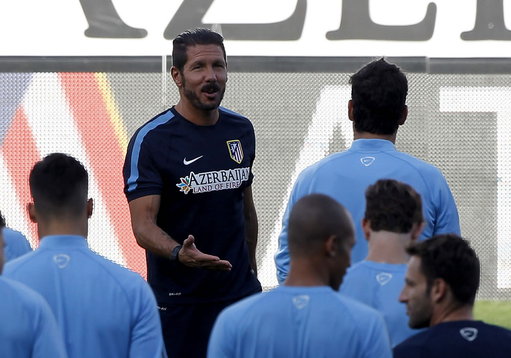 Simeone trabaja la posesión con los jugadores que se quedaron en Madrid. Foto: EFE