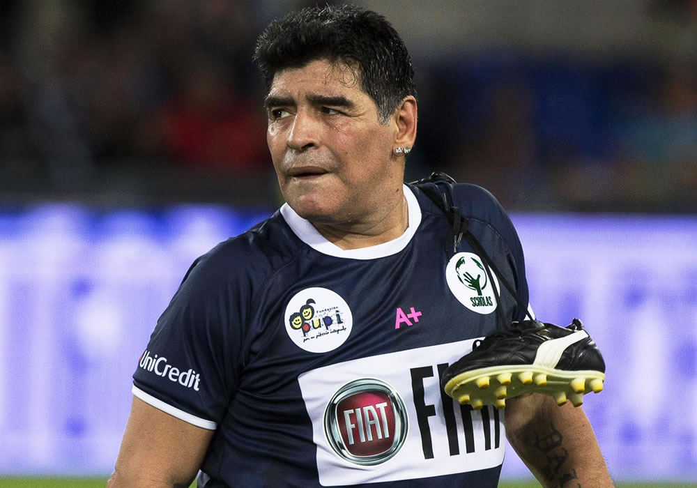 Maradona baila y festeja en Dubrovnik después de visitar el Papa en Roma. Foto: EFE