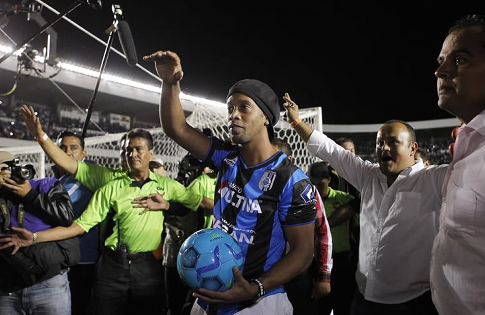 El jugador brasileño Ronaldo de Asis Moreira "Ronaldinho" saluda a la afición de su nuevo equipo Gallos Blancos. Foto: EFE