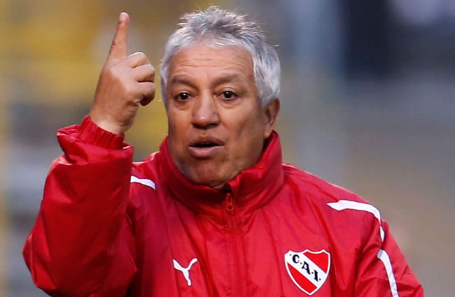 El técnico argentino Américo Gallego cuando dirigía al Independiente. Foto: EFE
