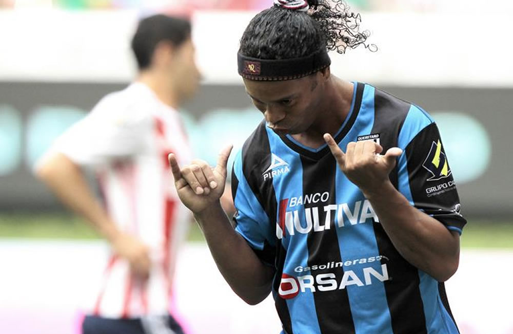 El jugador del Querétaro Ronaldinho celebra después de anotar un gol ante Chivas. Foto: EFE