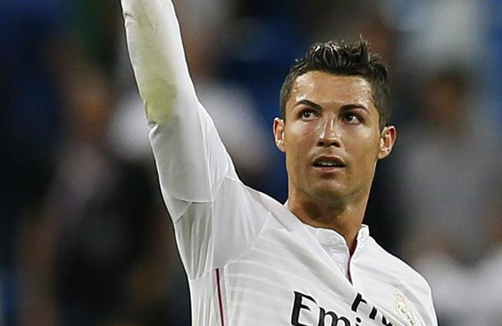 El delantero portugués del Real Madrid Cristiano Ronaldo celebra su tercer gol ante el Elche. Foto: EFE