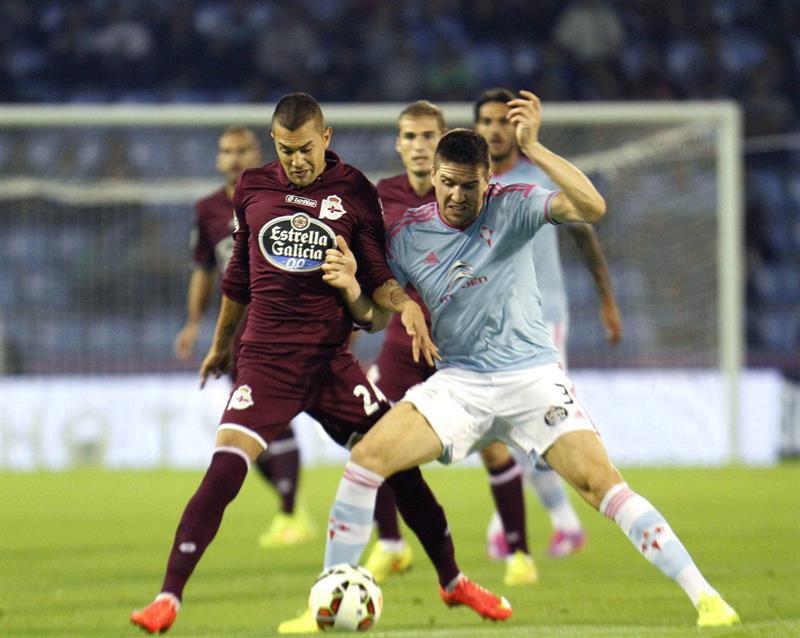El jugador del Celta de Vigo Fontás (d) pugna por un balón con el argentino Fariña, del Deportivo de La Coruña. Foto: EFE
