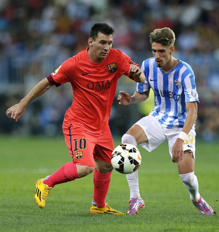 El delantero argentino del FC Barcelona Leo Messi (i) lucha el balón con el centrocampista venezolano del Málaga CF Juan Pablo Añor. Foto: EFE