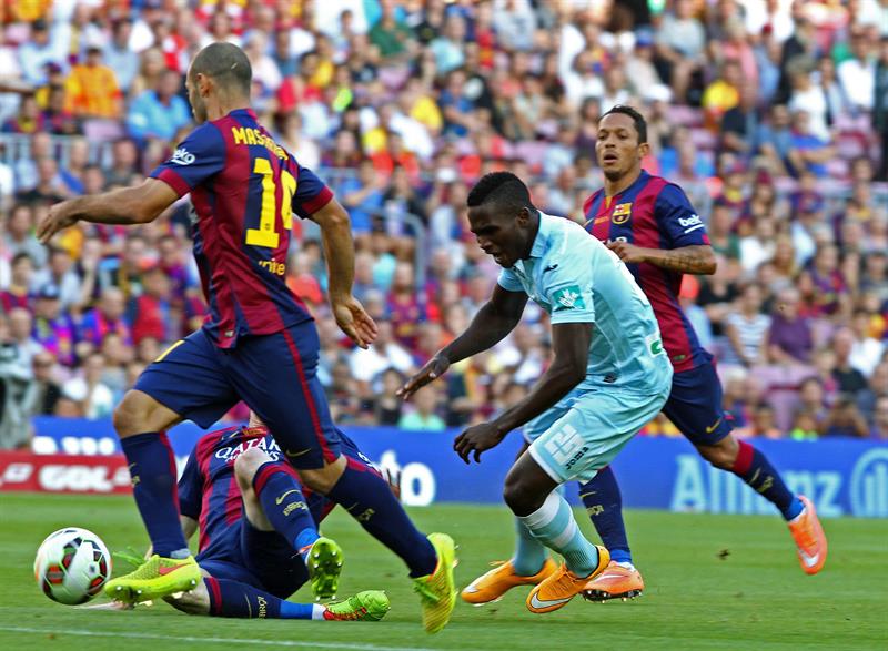 El delantero nigeriano del Granada, Isaac Success (d), cae ante el defensa argentino del Barcelona, Javier Mascherano. Foto: EFE