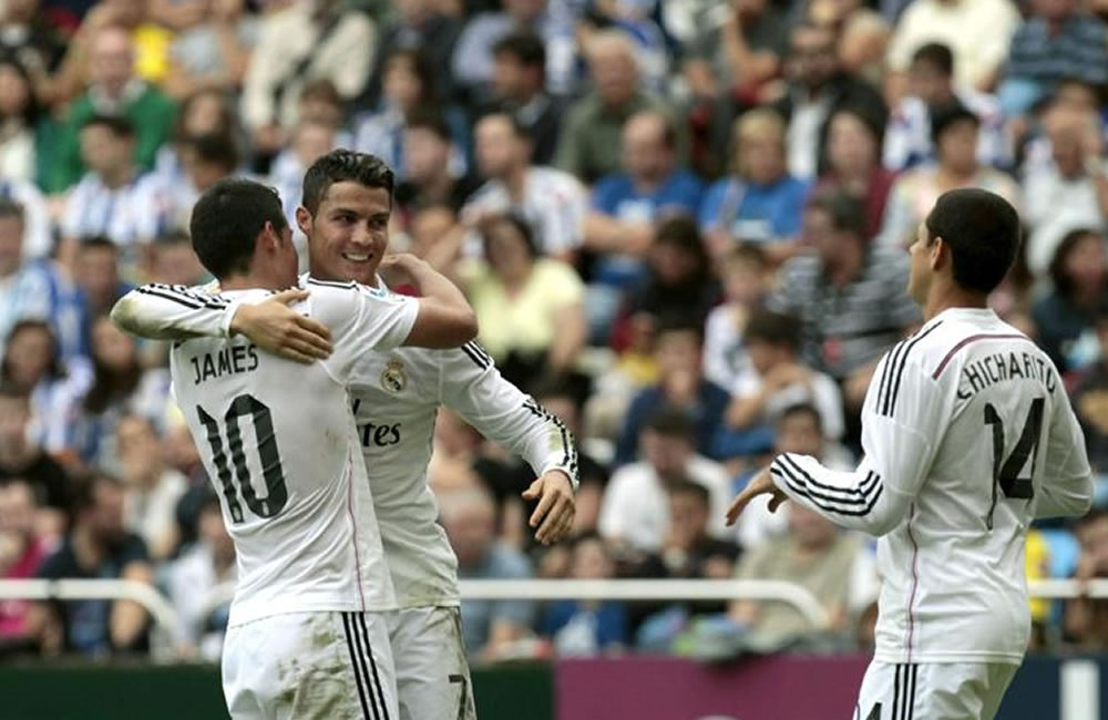 Los jugadores del Real Madrid James Rodríguez (i), Cristiano Ronaldo (c) y "Chicharito". Foto: EFE