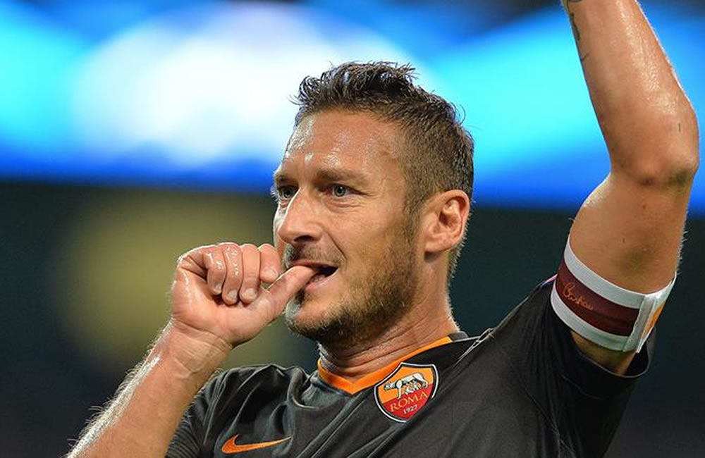 El jugador del AS Roma Francesco Totti celebra el gol del empate parcial ante el Manchester City. Foto: EFE